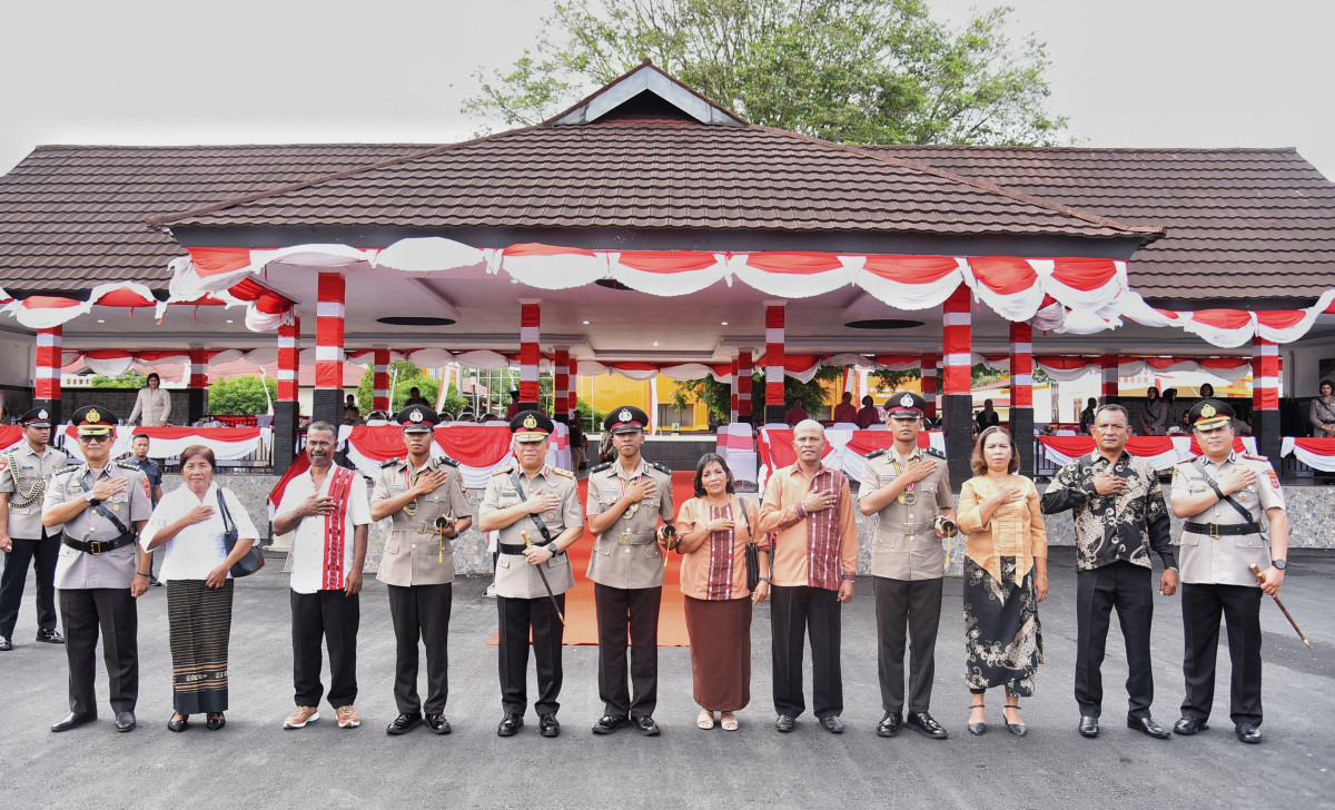 Orang Tua Lulusan Terbaik Sekolah Diktuba Polri SPN Polda Maluku: Terima Kasih Kapolda Maluku