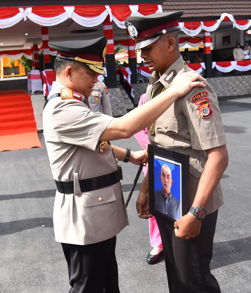 Kapolda Sapa Bintara Polri yang Ayahnya Meninggal menjelang pelantikan.